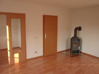 Kaminofen - Laminat - renoviert - 2 Zimmer Wohnung in Lauchhammer mieten