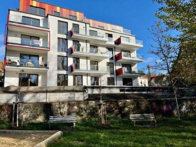 Luxuriöse 4-Zimmer-Wohnung mit großem Balkon und Blick in den Park.