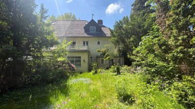 Sanierungsbedürftige 20er-Jahre Doppelhaushälfte   am Thielpark - Berlin-Dahlem