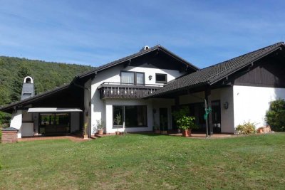 ***Etwas Besonderes ist dieses großzügige Wohnhaus in bevorzugter Wohnlage in Höchst im Odenwald***