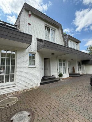 Stilvolles Reihenhaus mit Dachterrasse, Kamin & 6 Zimmern auf 177 m² – sofort bezugsfrei!