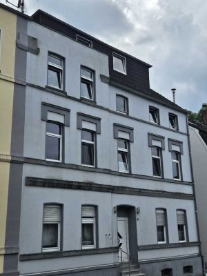 Schöne Altbauwohnung mit 3 Zimmern, ca. 96 m² Wohnfläche und 2 Balkonen