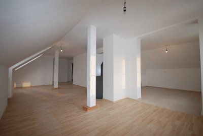 Schnöne, helle Dachgeschoß-Wohnung in zentraler Lage