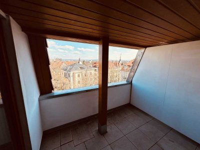 Schicker Altbau am "Nürnberger Ei". DG mit Aufzug, Balkon mit Weitblick, Parkett, etc.