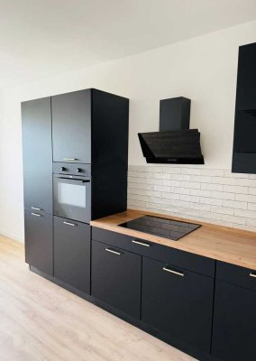 Frisch renovierte 2-Raum-Wohnung mit Balkon & Einbauküche