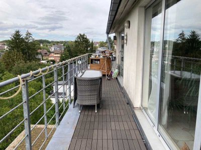 großzügige und sehr attraktive 3-Zimmer-Dachgeschoß, sonnige Dachterrasse, Auto-Stellplatz inkl.