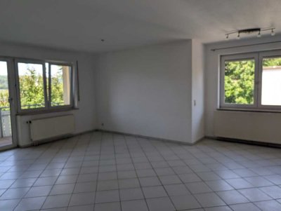 Helle und geräumige 3 Zimmer Wohnung in Ortsrandlage