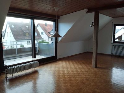 Helle Obergeschoss Wohnung mit sonnigem Balkon mit Dachgeschosszimmer