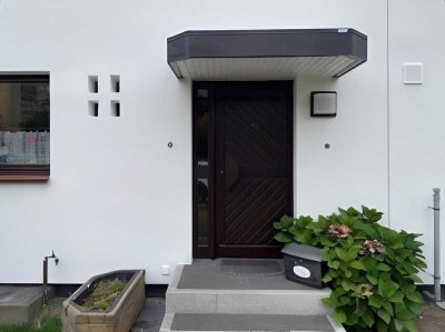 Charmantes Reihenhausjuwel mit frisch sanierter Fassade und liebevoll gepflegtem Charakter.