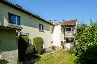 Charmante Doppelhaushälfte mit
vielseitigem Anbau
