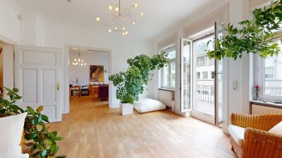 Altbau Drei-Zimmer-Wohnung mit Sonnenbalkon in begehrter Lage