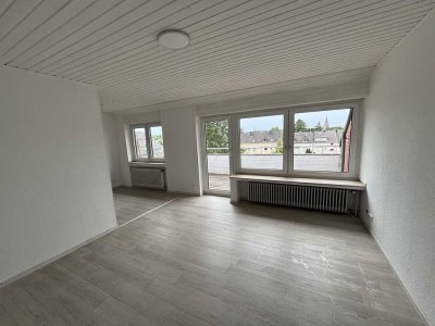 **sanierte DG-Wohnung mit großzügigem Balkon**