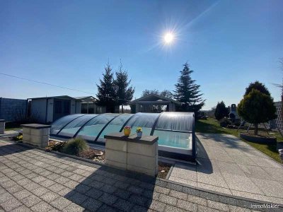 Moderner Bungalow mit Pool und hochwertiger Ausstattung mit großzügigem Garten