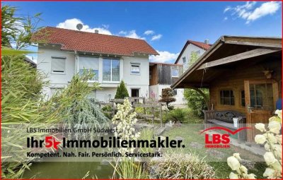 Tolles Einfamilienhaus mit Einbauküche, Gartenhaus und idyllischem Teich–in begehrter Lage am Bach