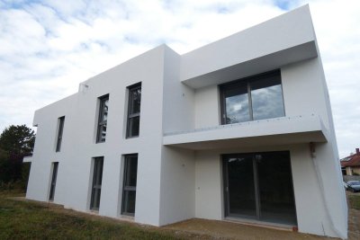 NIEDRIGENERGIE NEUBAUWOHNUNG MIT EIGENGARTEN BEREITS BELAGSFERTIG