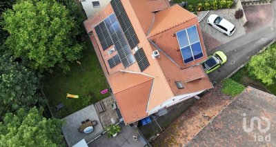 Modernisiertes 2-Familienhaus mit PV und Nebengebäude in Top-Lage