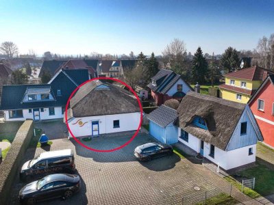 Geräumige Eigentumswohnung "Walfisch" mit Reetdach, Sauna und Kamin in Strandnähe & Wohnfühlfakto...
