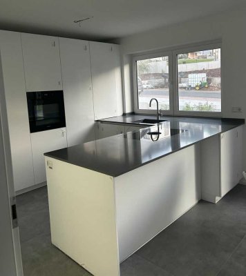 Exklusive 100 qm Neubauwohnung (2023) mit Kamin, Premium-Einbauküche, Ankleide & 2 Stellplätzen