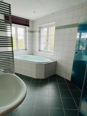 Außergewöhnliche 4,5 Zimmerwohnung mit Einbauküche und riesiger Terrasse im Grünen!