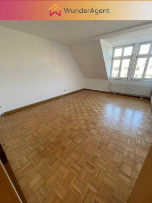 Charmante, Lichtdurchflutete Dachgeschoss Wohnung mit  Einbauküche