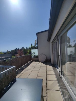 Charmante Zweistöckige Dachgeschosswohnung mit Terrasse und Balkon
