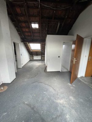 Zum Selbstausbau: Große DG-Wohnung mit Baugenehmigung und Balkon