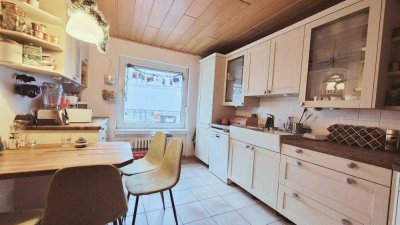 Zentral gelegene und vermietete 4 ZKB Wohnung mit ca 137 m² und großer Dachterrasse im 1. OG