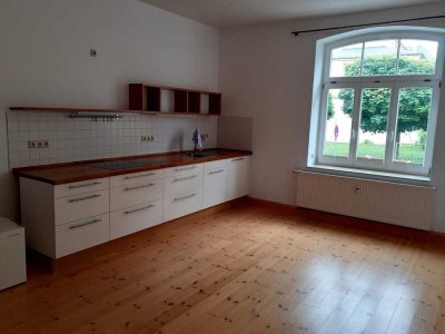 zentrale 4,5 Zimmer Wohnung mit großer Wohnküche, Balkon und Gartenmitbenutzung
