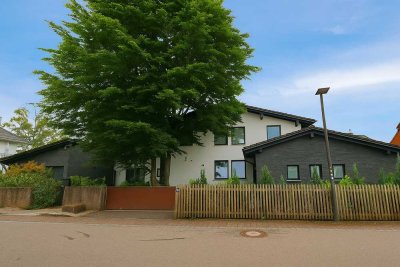Exklusives, kernsaniertes Einfamilienhaus mit Einliegerwohnung, Gartenidylle & Teich in Bestlage