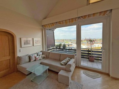 Lichtdurchflutete 2 ½-Zimmer-Galerie-Wohnung mit Balkon und Garage in ruhiger Wohnlage