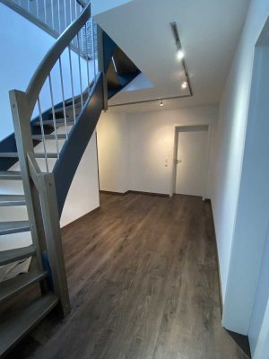 Exklusive, gepflegte 4-Raum-Maisonette-Wohnung mit gehobener Innenausstattung mit EBK in Rosbach