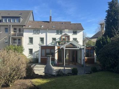 Seltene Gelegenheit…Lichtdurchflutete EG-Wohnung im Zweifamilienhaus mit zwei Terrassen und Garten