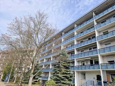 **FRISCH RENOVIERT** 4-Zimmer-Wohnung // DG // Bad mit Wanne und Dusche // Balkon // ab 15.04.2026