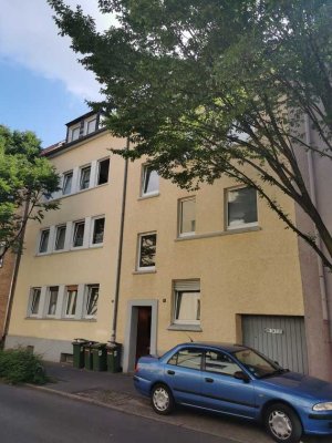 In Sanierung: 2,5 Zimmer Erdgeschosswohnung mit eigenem Garten