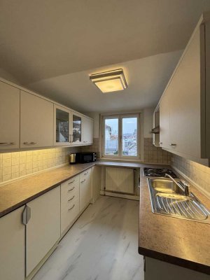 WG-Zimmer in Bestlage im Herzen von Stuttgart-West frisch renovierte helle Dachgeschosswohnung