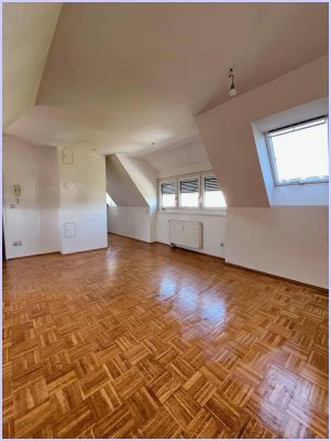 Schöne liebe Wohnung in grüner Lage. Wohnbereich, 1 Schlafzimmer, Küche, Bad/WC, Parkplatz, Garten