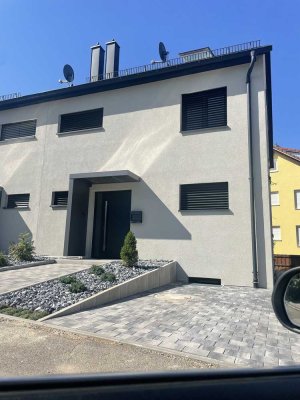 Geräumige, neuwertige 9-Zimmer-Doppelhaushälfte mit gehobener Innenausstattung in Schwaikheim