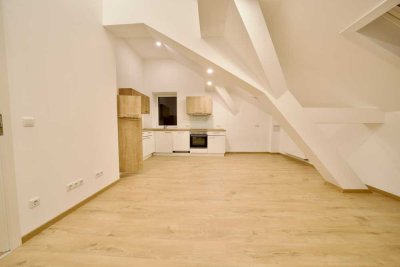 Provisionsfrei - Sanierte 4-Zimmer DG-Wohnung