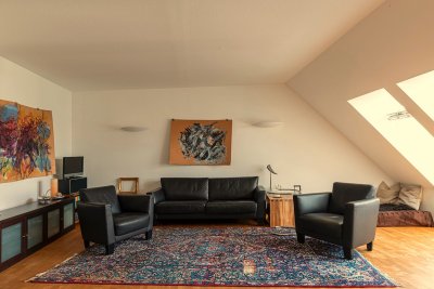 PROVISIONSFREI  Stilvolle, weitläufige Dachgeschosswohnung, Wnfl. 143 m², mit Terrasse, 16m2, auf einer Ebene in Ruhelage und großartiger Infrastruktur