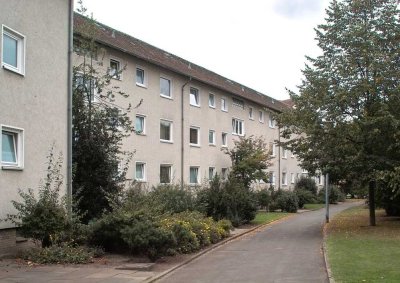 Großzügiges Wohnzimmer und Tageslichtbad mit Badewanne