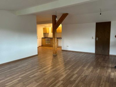 Erstbezug nach Renovierung mit EBK: Schöne 4-Zimmer-Dachgeschosswohnung in Niederkirchen