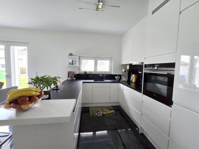 * * * MODERNER GARTEN-TERRASSEN-HIT mit HOCHWERTIGER DAN-KÜCHE... DOPPEL-CARPORT... 5 AUTOMINUTEN vom MURPARK * * * * * *