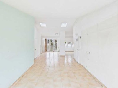 Haidhausen: Stilvolle Altbauwohnung mit Süd-Balkon, Aufzug & großem Entwicklungspotenzial