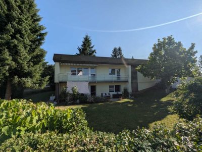 Große, helle Wohnung mit Garten