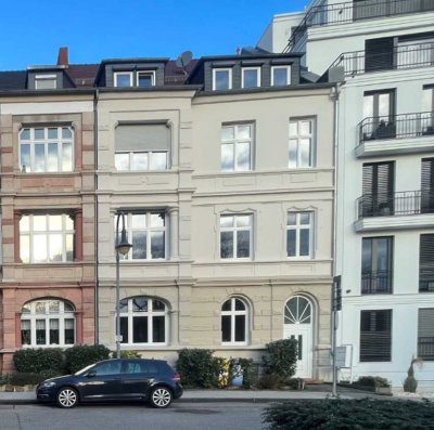Energetisch modernisierte 3-Zimmer-Wohnung mit Kochinsel und überdachtem Balkon in stilvollem Altbau