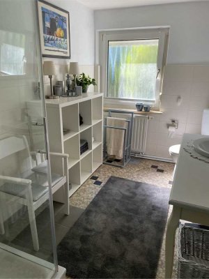 Kleines Haus mit großem Garten