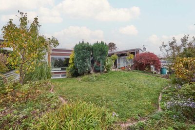 Leben auf einer Ebene - Bungalowstil mit gepflegtem Gartenparadies und Einliegerwohnung!