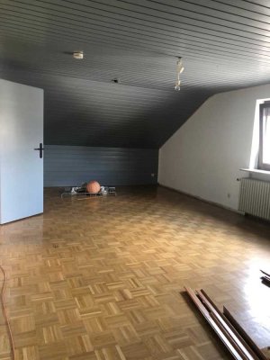 Schöne und gepflegte 3-Zimmer-Dachgeschosswohnung mit Einbauküche und Balkon in Gießen