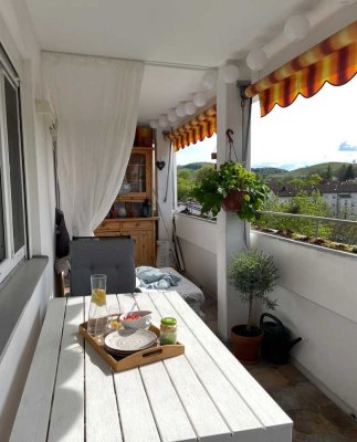 SUPERSCHÖNE BARRIEREFREIE 4-ZI-WOHNUNG mit Sonnen-Balkon, EBK und Traumausblick: Sofort Bezugsfrei!