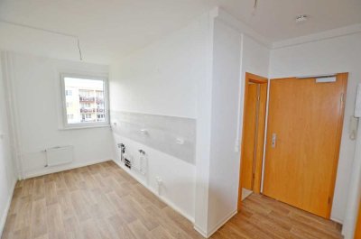 offene Küche! Aufzug! 3-Raum-Wohnung mit Badewanne und Balkon! Bezug ab 01.09.25 möglich!